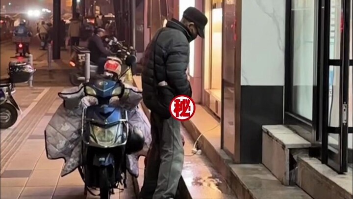 Ông cụ này à? Ngay bên cạnh có nhà vệ sinh công cộng mà ông đang làm gì thế?
