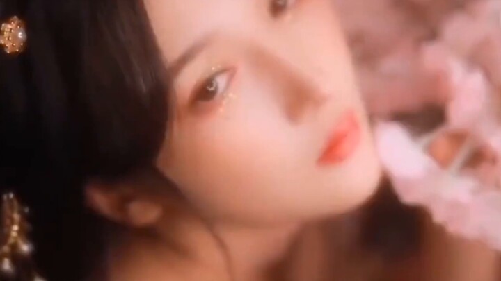 Today, I have nothing to do, so I listen to music in the brothel