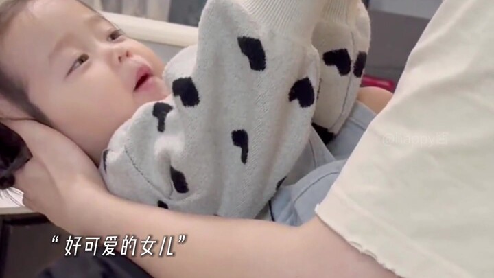 Senyum putri adalah pemandangan terindah di mata ayah.