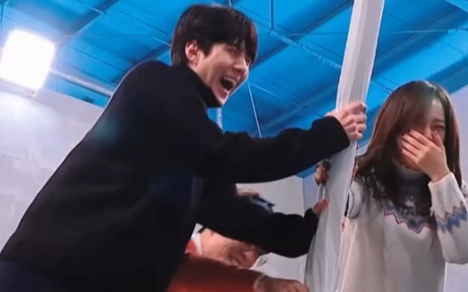 Cười đau cả bụng hahaha, tội nghiệp cho một rổ heo quá, may mà hai đứa nó cao to, nếu không thì té x