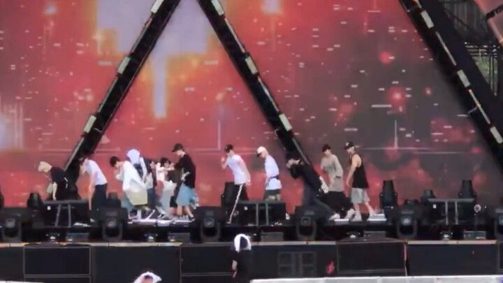 【Seventeen tập luyện】Buổi tập nóng bỏng, giọng hát của DK vang vọng trời cao! DK, lớn tiếng lên nào,