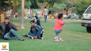 Dọa Sút banh Vào NgƯỜi Lạ #Prank