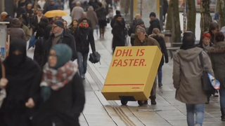 DHL benar-benar keterlaluan, malah membiarkan pesaingnya membantu membuat iklan untuk mereka hahaha