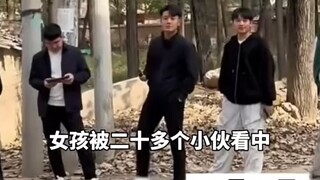 女生因太好看惨遭多人争抢，门前的队伍排起了长龙！