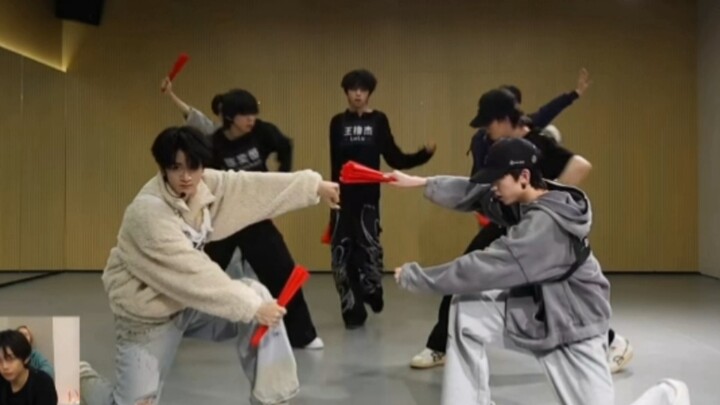 ฉันชอบฉากที่หวังลู่เจี๋ยเดินออกมาจากกลางจอในเพลง “เสียว” มากเลย!