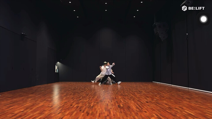 enhypen vừa nhấc chân khỏi mặt đất là chuyển bài luôn!