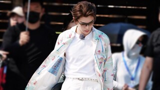 [Ding Yuxi] Who thinks he is not tall? Broad shoulders and narrow waist are a good proportion, isn't