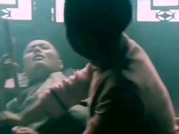 Vì muốn hút thuốc phiện mà bán luôn cả em gái ruột của mình