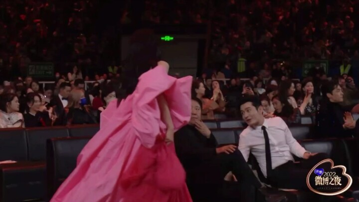 حتى غير المعجبين يرون أنها جميلة جدًا: تركض بخفة إلى المسرح وترفع تنورتها بقدميها، كم هي ظريفة! | لق