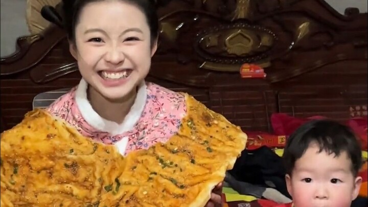 During winter break at home, the college girl plays the role of Dehua, while the college guy finally