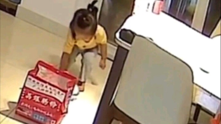 The child tried to help mom but accidentally knocked over the lunchbox—mom’s reaction was truly hear
