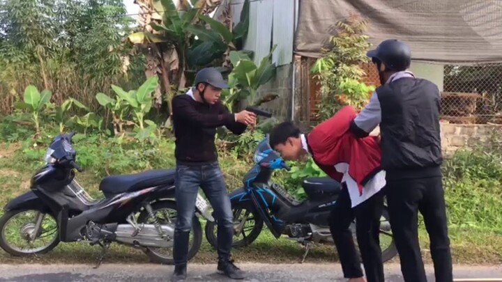tiểu phẩm an toàn giao thông của nhóm 2 lớp 11A4 Trường THPT Tháng 10