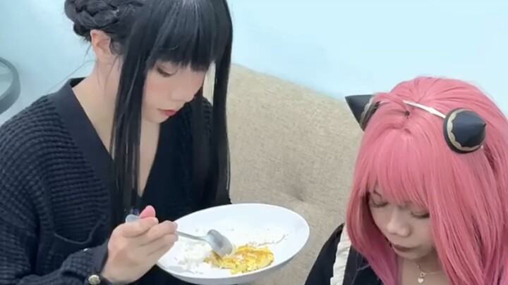 ANAK COSPLAY ANIME MALAS MAKAN