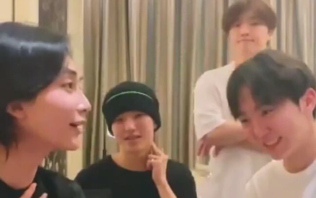 SEVENTEEN هو طالب كبير ودود ولكنه غريب بعض الشيء بالنسبة إلى Eunchae ~ تحيات محرجة، الجزء 2