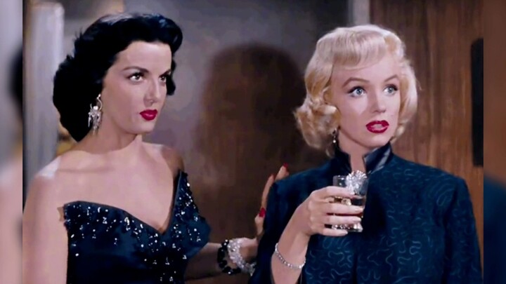 Thân hình của Marilyn Monroe thực sự rất đẹp, dù xương nhỏ nhưng vẫn trông rất cuốn hút. Marilyn Mon