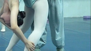 [Dancer] Dancers are practicing bending down and grabbing their legs. Dancers, how is your waist?