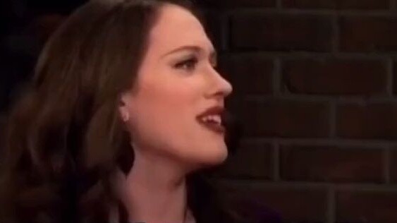 Wanita kecil yang menawan