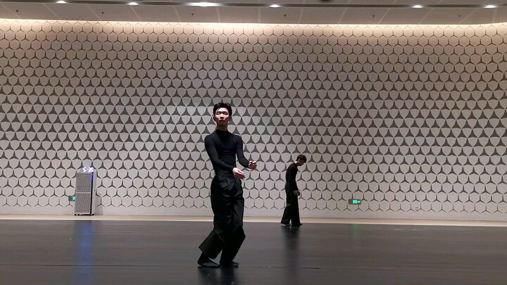 A clip from "The Wind Hits the Window" by Hu Shenyuan Experimental Theater.