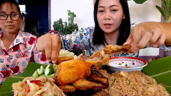 ไก่อบส้มตำปลาร้าผัดหมี่ข้าวเหนียวค่ะอบไก่สองตัวเลยคะมามาค่ะกินไก่อบ