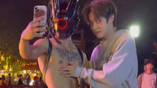 “NPC muscle guy unexpectedly smiles upon running into a male fan” — female fan: “That’s double stand