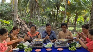 Xuất Mồ Hôi Hột với Nồi Lẩu Gà Hầm Sả Lúc Trời Chuyển Mưa | TKQ & Family T1071