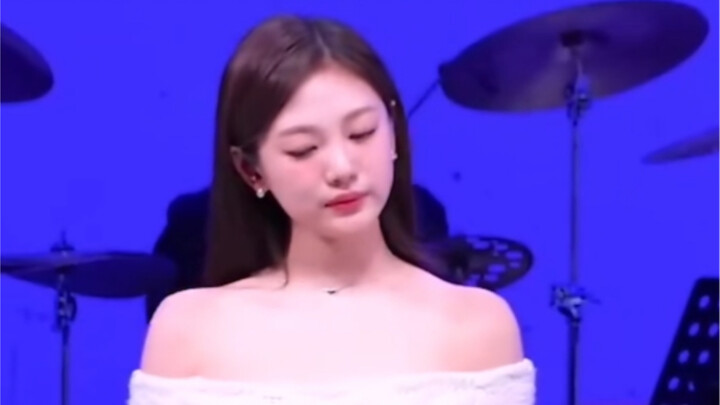 Siapa yang mengerti? Hanya karena satu kalimat ini, aku terus mendengarkan lagu ini berulang-ulang.