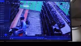 “直男更衣室偷闻袜子被监控记录下来的一幕”