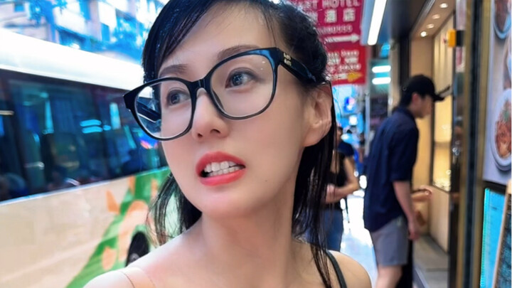 الأكل هنا غالي قليلًا، بقى لازم أروح أتسوّل في الشوارع!