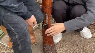 师傅给残疾男孩做个假肢，结果师傅脑回路奇怪，吓的男孩慌忙纠正