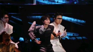 周深麦克风上全是雨水，他使劲甩了甩、深深顶雨唱起风了、深深变身机甲战士、深深的唱跳舞台超帅