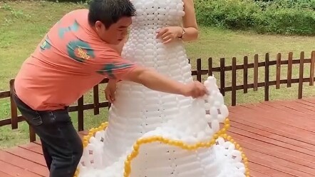 Making a beautiful dress out of balloons