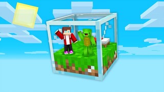 Mikey and JJ Escaped From a Glass Block in Minecraft (Maizen)