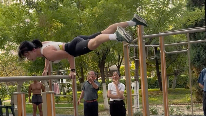 Hãy biểu diễn một chút cho các bác trong công viên đi nào