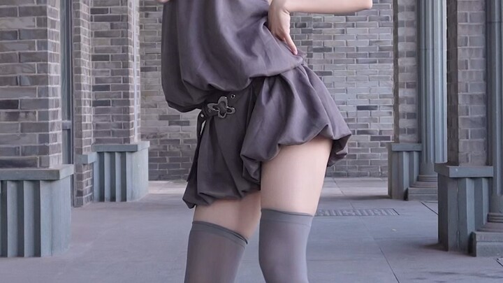 Cô ấy rất sành thời trang.