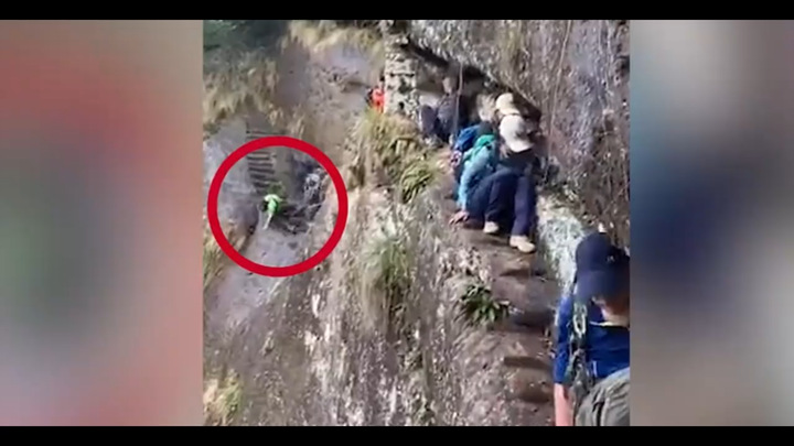 Pria yang mendaki gunung terpeleset dan jatuh dari tebing, para wisatawan di sekitarnya ketakutan sa