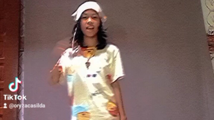 Cosplay bebek tidur dance bumble bee