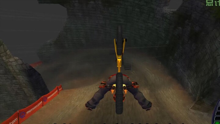 Sepeda gunung ekstrem: Hari ini hujan, pas sekali anjing liar kencing!