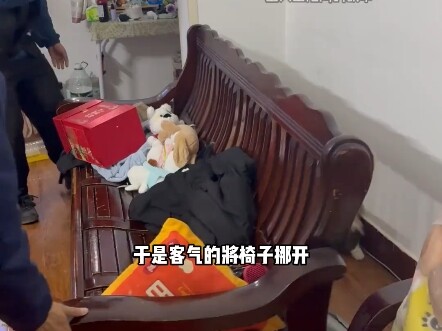继歪歪之后，“抱脸猫”2.0来了 # 监控下的一幕...