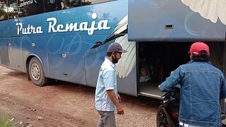 Proses Motor Naik Bus Putra Remaja