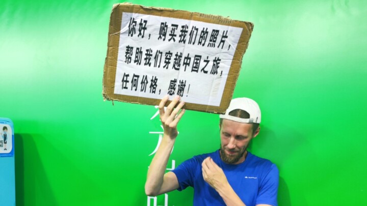 Bumped into a foreign friend and his daughter traveling around China on the Changsha Metro—chipped i