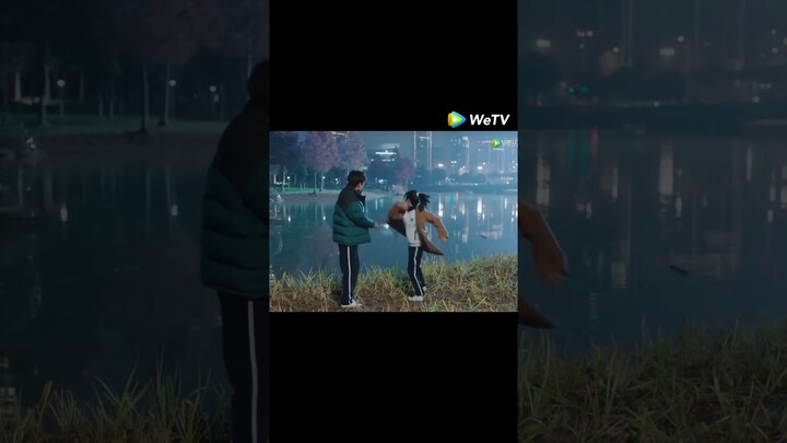 女神甩出「會發光」的石子驚呆校草，高冷校草笑翻天！💕 Chinese Television Dramas#时光与他恰是正好 #吴俊霆 #卢昱晓 #shorts