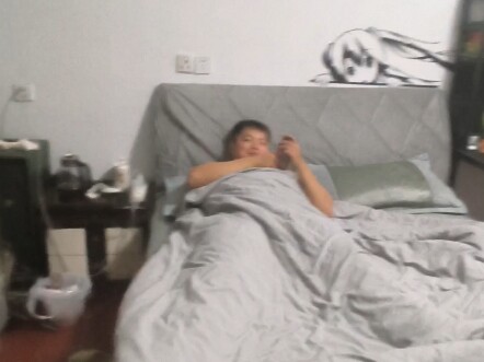 After taking a shower, Boss Ye sneaked off to another room by himself… If I hadn’t suddenly walked i