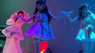 Pertunjukan FIVEver Mai Mai di Chengdu membawakan "Tanah Suci Kebahagiaan"