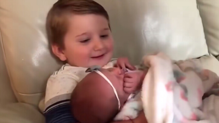 Cha mẹ hướng dẫn thật tuyệt, anh trai thật là yêu thương!