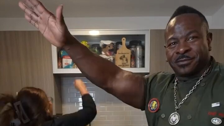 ข้าวคลุกหมูผัดโอลิบา