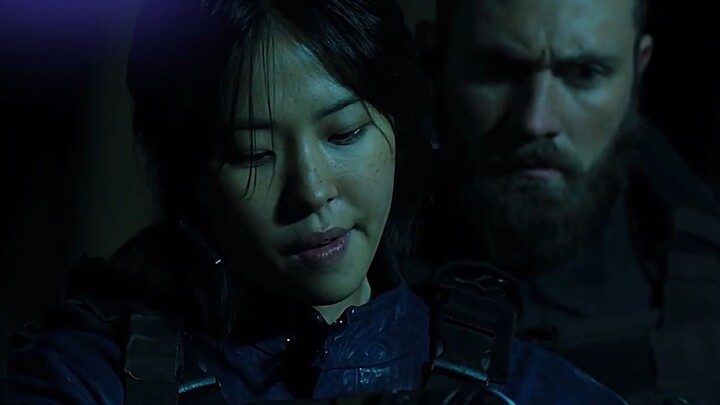 Fierce Female Captain Meets a Chatty, Clumsy Teammate