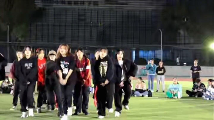Do you feel hot in winter? ‖The road show of the male group dance with more than 10,000 people every