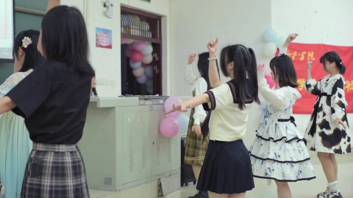 Sangat energik! Aku minta maaf karena menari begitu manis di kelas! ! !