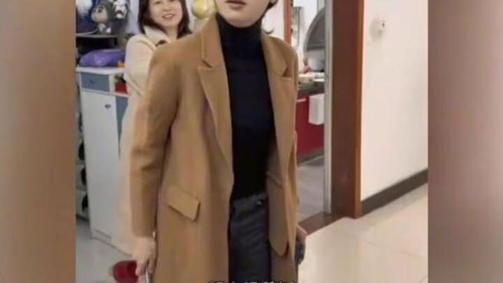 The daughter imitates her mom’s pouting face after losing a card game and coming home—guess Sichuan 