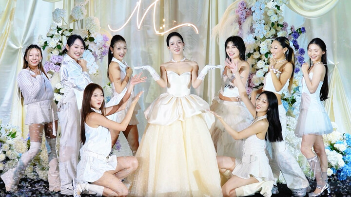 800,000 คนชอบเวอร์ชั่นงานแต่งงานแบบ One Spark ~ 9 คนประสานงานงานและบีบเวลาซ้อม 3 ครั้ง ใครจะรู้ล่ะว่